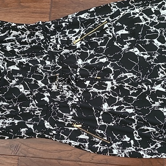 Calvin Klein jumpsuit featuring a black and white abstract pattern size 1X - Picture 3 of 10